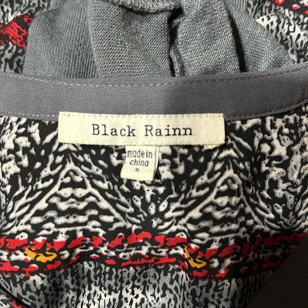 Black Rainn Scoop Neck 3/4 Sleeve Gray and Red Blouse - Picture 9 of 10